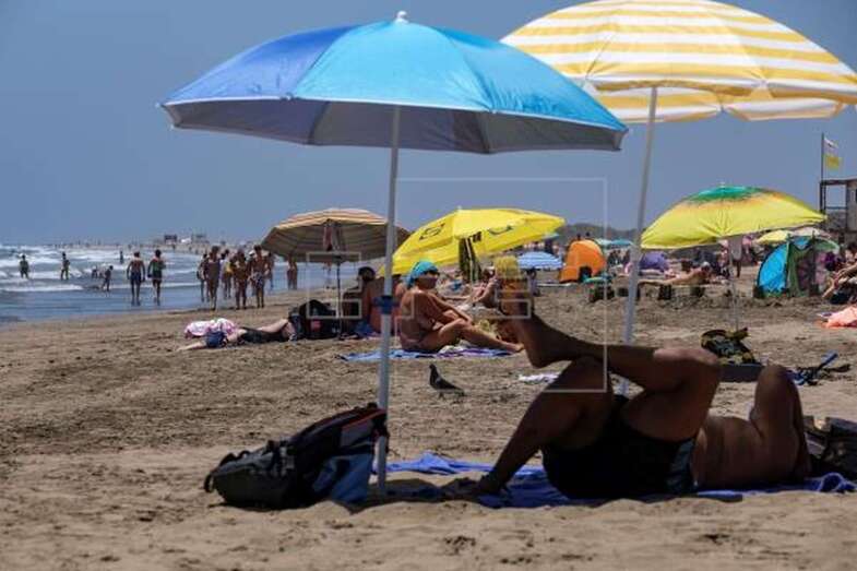Imagen de archivo de la playa de Maspalomas (Foto EFE / Ángel Medina G.)